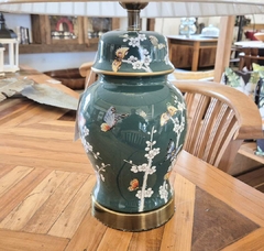 Abajur em Cerâmica Verde Borboletas, Base de Metal e Cúpula - Marcenaria Tiradentes - Móveis e Decoração Artesanais de alto padrão