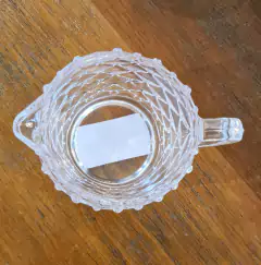 Copo de Vidro Transparente com Alça, Bico e Relevo Rede - Marcenaria Tiradentes - Móveis e Decoração Artesanais de alto padrão
