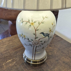 Abajur em Cerâmica Azulado com Flores e 2 Pássaros, Base e Cúpula - comprar online