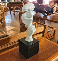 Escultura artesanal "Máscara Silêncio" em resina branca, perfeita para adicionar sofisticação à decoração do ambiente