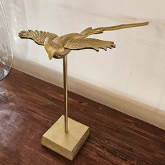 Escultura Pássaro de Metal com Cauda Suspenso na Base - Marcenaria Tiradentes - Móveis e Decoração Artesanais de alto padrão