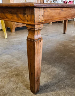 Mesa artesanal antiga de fazenda com design de pés diamantados, feita em madeira de demolição, ideal para ambientes aconchegantes e sofisticados