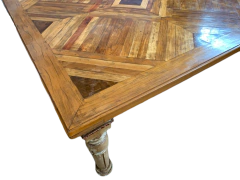 Mesa quadrada de tampo mosaico com pés torneados em madeira de demolição em ambiente decorado.