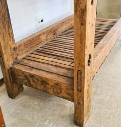 Banca de marceneiro antiga restaurada com gaveta, fabricada em madeira de demolição pela Marcenaria Tiradentes.