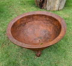 Lenheiro artesanal em ferro fundido, perfeito para decoração sofisticada e sustentável, disponível na Marcenaria Tiradentes.