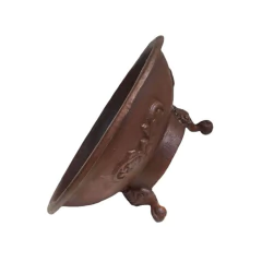Lenheiro artesanal em ferro fundido da Marcenaria Tiradentes, ideal para decoração de alto padrão.