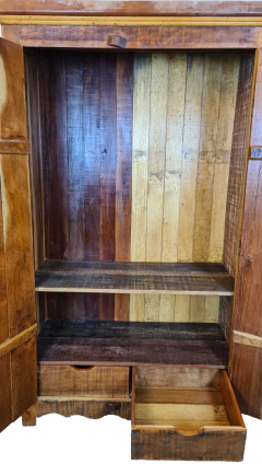 Armário Guarda Roupa Rústico feito de Madeira de Demolição, mostrando seu acabamento resistente e estética artesanal, disponível na Marcenaria Tiradentes.