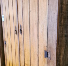 Guarda Roupa rústico de 2 gavetas internas e cabide em madeira de demolição, refletindo a qualidade e tradição da Marcenaria Tiradentes.
