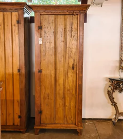 Guarda Roupa rústico com 1 porta, prateleira e cabide, feito em madeira de demolição pela Marcenaria Tiradentes.