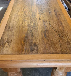 Aparador com pés torneados alto, feito de madeira de demolição pela Marcenaria Tiradentes, perfeito para decoração moderna ou rústica.