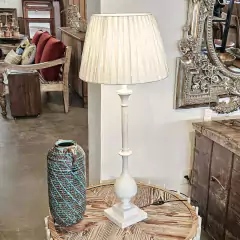 Abajur de Metal Branco Torneado Mais Alto e Cúpula - comprar online