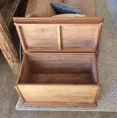 Baú Artesanal Pequeno em Demolição com Tampa e Pés 0,81x0,41m - Marcenaria Tiradentes - Móveis e Decoração Artesanais de alto padrão
