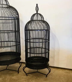 Gaiola decorativa pequena, perfeita para passarinhos ou como orquidário, com duas aberturas, representando o charme e a sustentabilidade da Marcenaria Tiradentes.