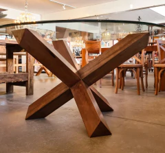 Imagem da Base de Mesa com 3 Pés em Madeira de Demolição da Marcenaria Tiradentes, mostrando sua riqueza de detalhes e acabamento artesanal.