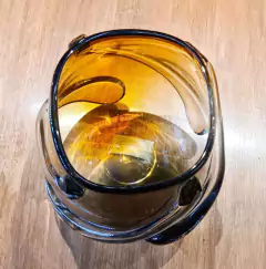 Vaso Decorativo de Vidro Laranja e Fumê com Relevos - Marcenaria Tiradentes - Móveis e Decoração Artesanais de alto padrão