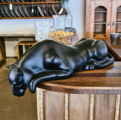 Escultura Pantera Bebendo Água em Resina Preta Fosca na internet