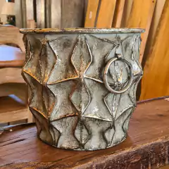 Cachepo de Metal Prata Médio com Relevos 33 cm na internet