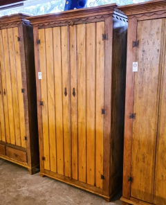 Guarda Roupa rústico de 2 gavetas internas e cabide em madeira de demolição, refletindo a qualidade e tradição da Marcenaria Tiradentes.