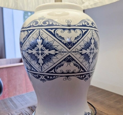 Abajur em Cerâmica Branco Detalhes Azul, Base de Metal e Cúpula - Marcenaria Tiradentes - Móveis e Decoração Artesanais de alto padrão