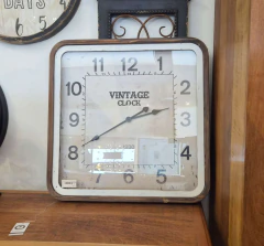 Relógio de Parede Quadrado em Madeira com Branco e Vidro 68cm - loja online