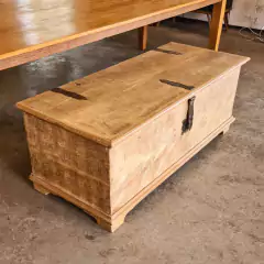 Baú Grande Claro com detalhes torneados, feito em madeira de demolição, apresentando acabamento rústico da Marcenaria Tiradentes.