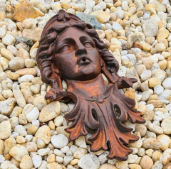 Escultura detalhada de Cara de Índia em ferro fundido da Marcenaria Tiradentes.