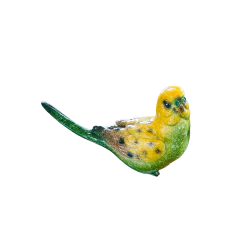 Pássaro artesanal de resina nas cores amarelo e verde, representando a qualidade e exclusividade da Marcenaria Tiradentes.