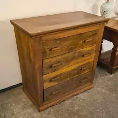 Cômoda rústica com 4 gavetas, feita em autêntica Madeira de Demolição, destacando a beleza e durabilidade da peça. Ideal para ambientes elegantes.