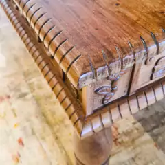 Mesa artesanal entalhada em madeira de demolição, ideal para cozinhas e salas de jantar espaçosas.