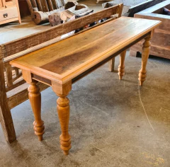 Aparador com pés torneados alto, feito de madeira de demolição pela Marcenaria Tiradentes, perfeito para decoração moderna ou rústica.