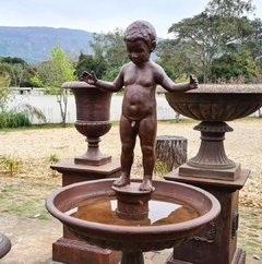 Fonte decorativa de Manequinho em Ferro Fundido da Marcenaria Tiradentes com reservatório de água e detalhe do boneco.