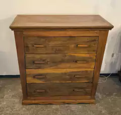 Cômoda rústica com 4 gavetas, feita em autêntica Madeira de Demolição, destacando a beleza e durabilidade da peça. Ideal para ambientes elegantes.