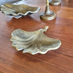 Escultura Decorativa Folha Dourada Escurecida em Metal Pequena - comprar online