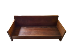 Sofá artesanal de três lugares, feito em madeira de demolição, com estofado confortável, apresentando um design sustentável e exclusivo da Marcenaria Tiradentes.