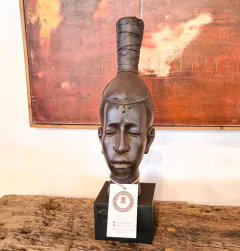 Busto de mulher com coque em resina marrom, artesanato de delicadeza única da Marcenaria Tiradentes.