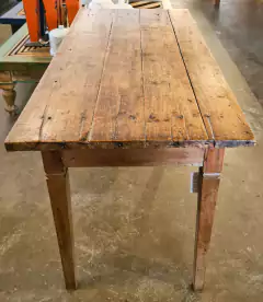 Mesa Antiga de Escola em Madeira de Demolição Peça Antiga - Marcenaria Tiradentes - Móveis e Decoração Artesanais de alto padrão