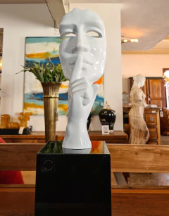 Escultura artesanal "Máscara Silêncio" em resina branca, perfeita para adicionar sofisticação à decoração do ambiente
