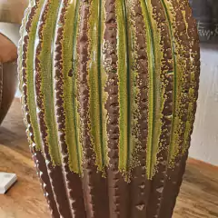 Centro de Mesa Vaso em Cerâmica Cacto Verde e Marrom Baixo - Marcenaria Tiradentes - Móveis e Decoração Artesanais de alto padrão