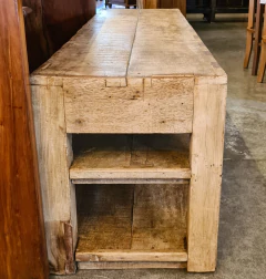 Rack baixo artesanal com duas gavetas e prateleiras, feito em madeira de demolição, proporcionando aconchego à decoração da sala.