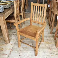 Cadeira com Encosto Ripado e Apoio de Braço em Demolição - comprar online