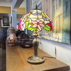 Abajur de Metal com Cúpula Tipo Vitral Artesanal 0,30x0,48m - Marcenaria Tiradentes - Móveis e Decoração Artesanais de alto padrão
