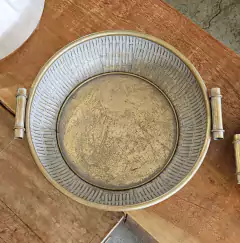 Bandeja de Metal Dourada Grande com Alças na internet