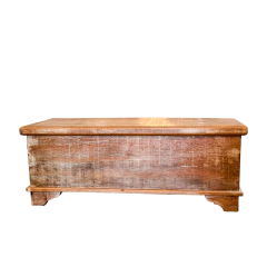 Baú rústico médio feito de madeira de assoalho de demolição, perfeito para decoração de ambientes amplos, disponível na Marcenaria Tiradentes.