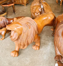 Linda escultura de leão com boca aberta, feita de Angelim Pedra, peça única da Marcenaria Tiradentes, ideal para decoração sofisticada