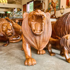 Linda escultura de leão com boca aberta, feita de Angelim Pedra, peça única da Marcenaria Tiradentes, ideal para decoração sofisticada