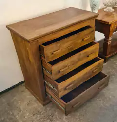 Cômoda rústica com 4 gavetas, feita em autêntica Madeira de Demolição, destacando a beleza e durabilidade da peça. Ideal para ambientes elegantes.