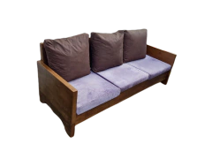 Sofá artesanal de três lugares, feito em madeira de demolição, com estofado confortável, apresentando um design sustentável e exclusivo da Marcenaria Tiradentes.