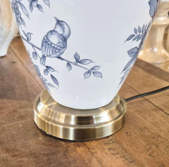 Abajur em Cerâmica Branco Flores e Passarinhos, Base de Metal e Cúpula - Marcenaria Tiradentes - Móveis e Decoração Artesanais de alto padrão