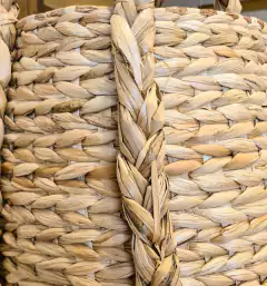 Balaio Jar artesanal em palha de taboa com alça, ideal para decoração e uso diário.