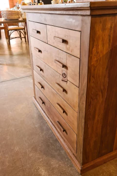 Cômoda de 6 gavetas em madeira de demolição com acabamento rústico, representando a durabilidade e autenticidade da Marcenaria Tiradentes.